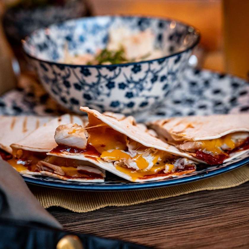 Quesadillas s trhaným masem a BBQ omáčkou