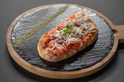 Bruschettone Caprese cu Prosciutto