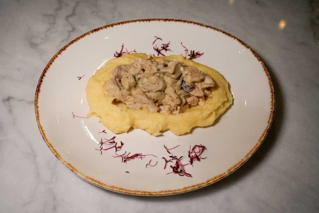 CHICKEN WITH CREAMY SAUCE