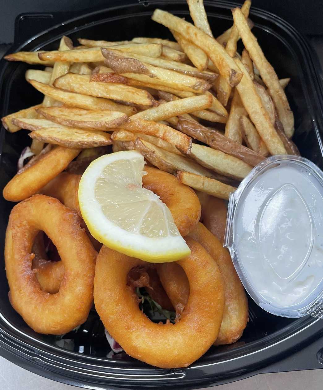 Inele de calamari pane cu cartofi prajiti si sos de usturoi