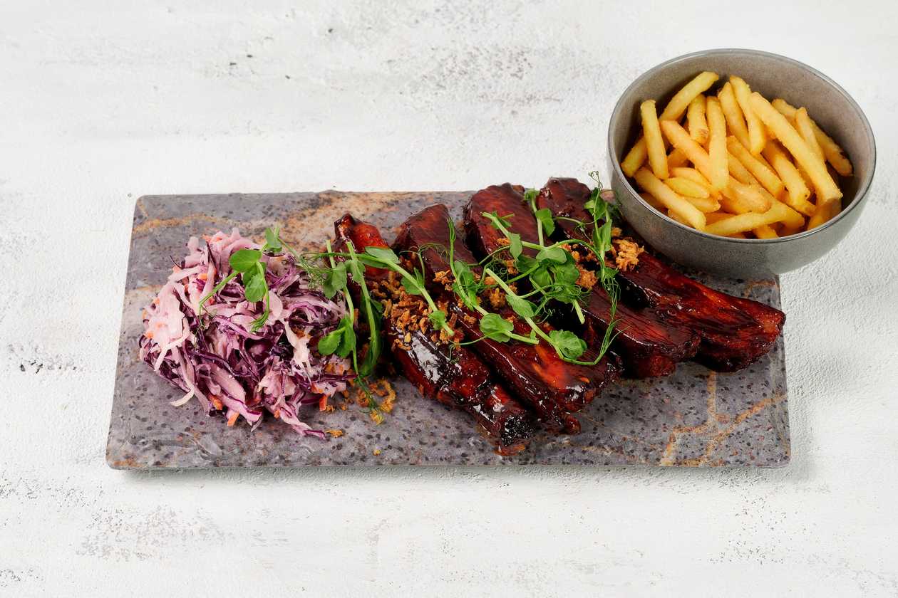 BBQ Šonkauliai + Gruzdintos bulvytės + Coleslaw salotos