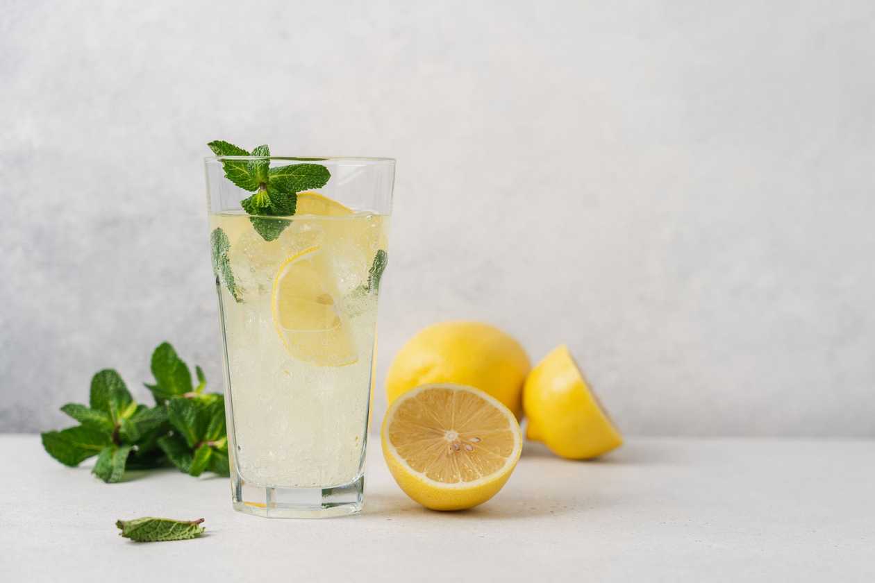 Classic lemonade with mint