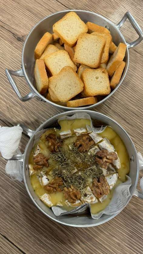 Camembert no Forno com Mel e Nozes