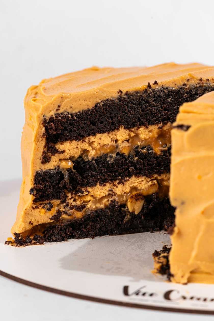 Felie de tort cu caramel și alune