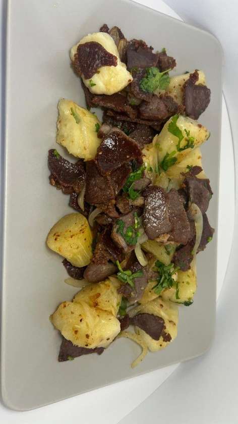 Carne de Sol na manteiga com mandioca