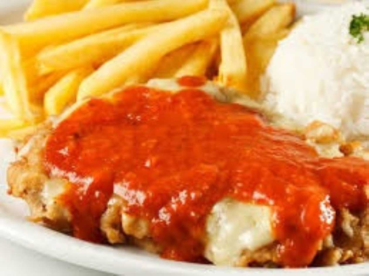 Frango à Parmegiana com batata frita