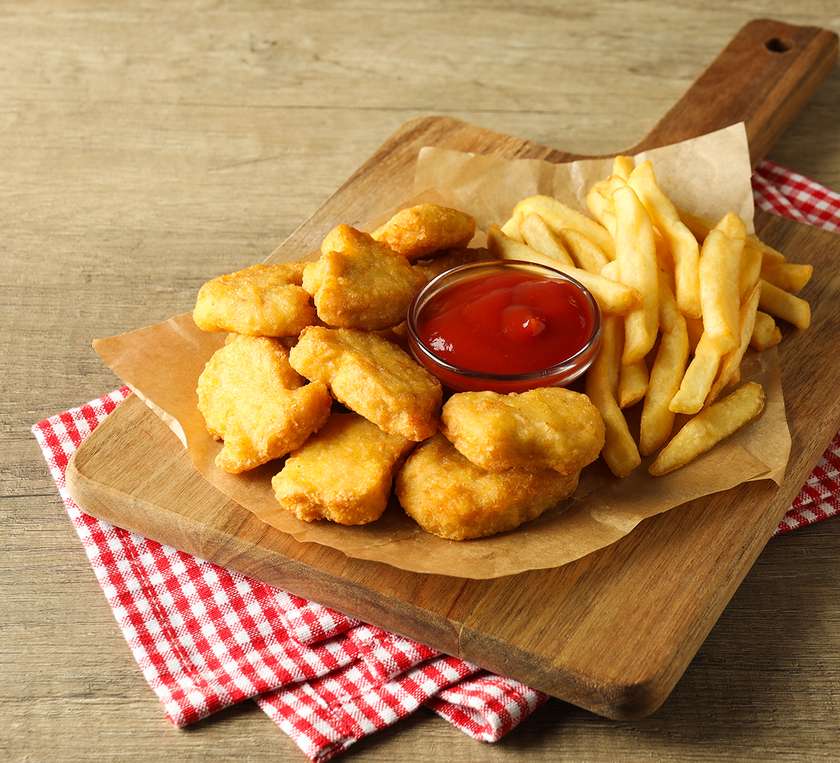 Nuggetsy z kurczaka z frytkami