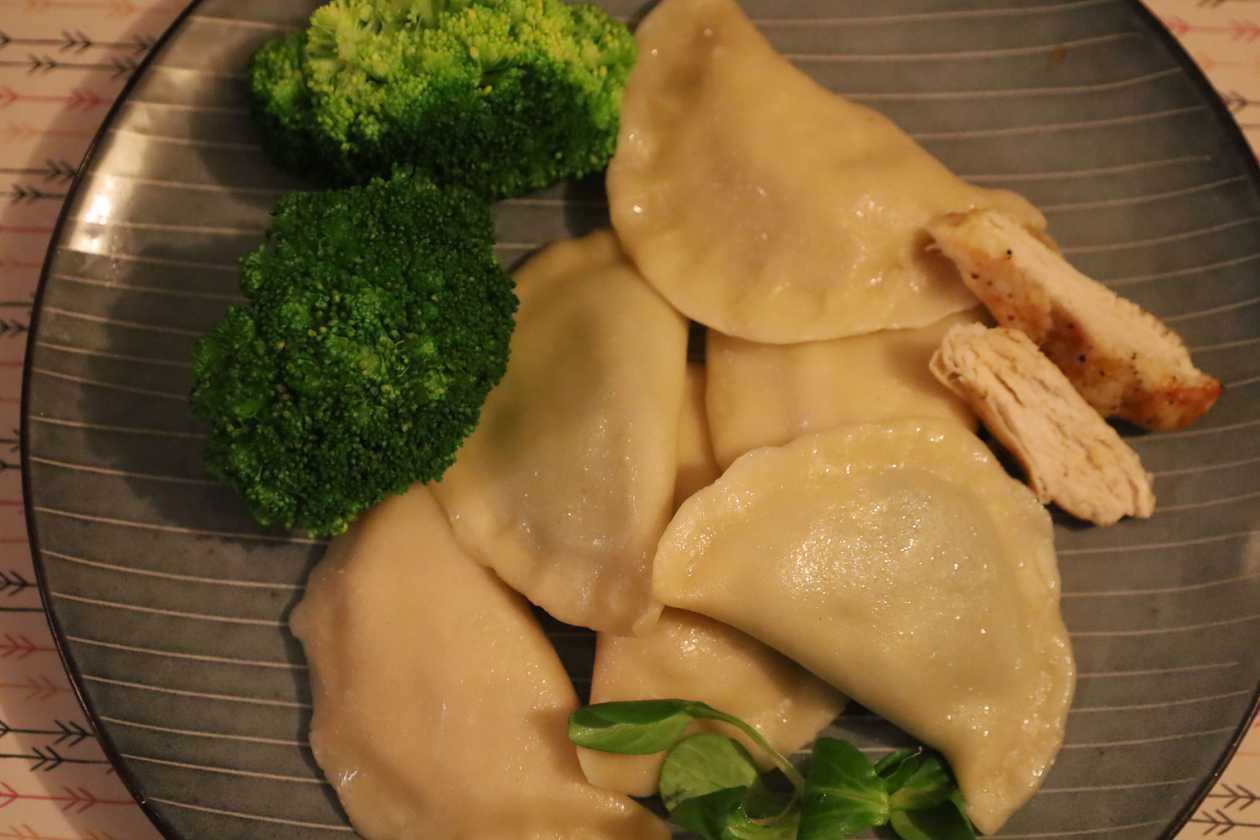 Pierogi z Brokułem, Serem Żółtym i Kurczakiem