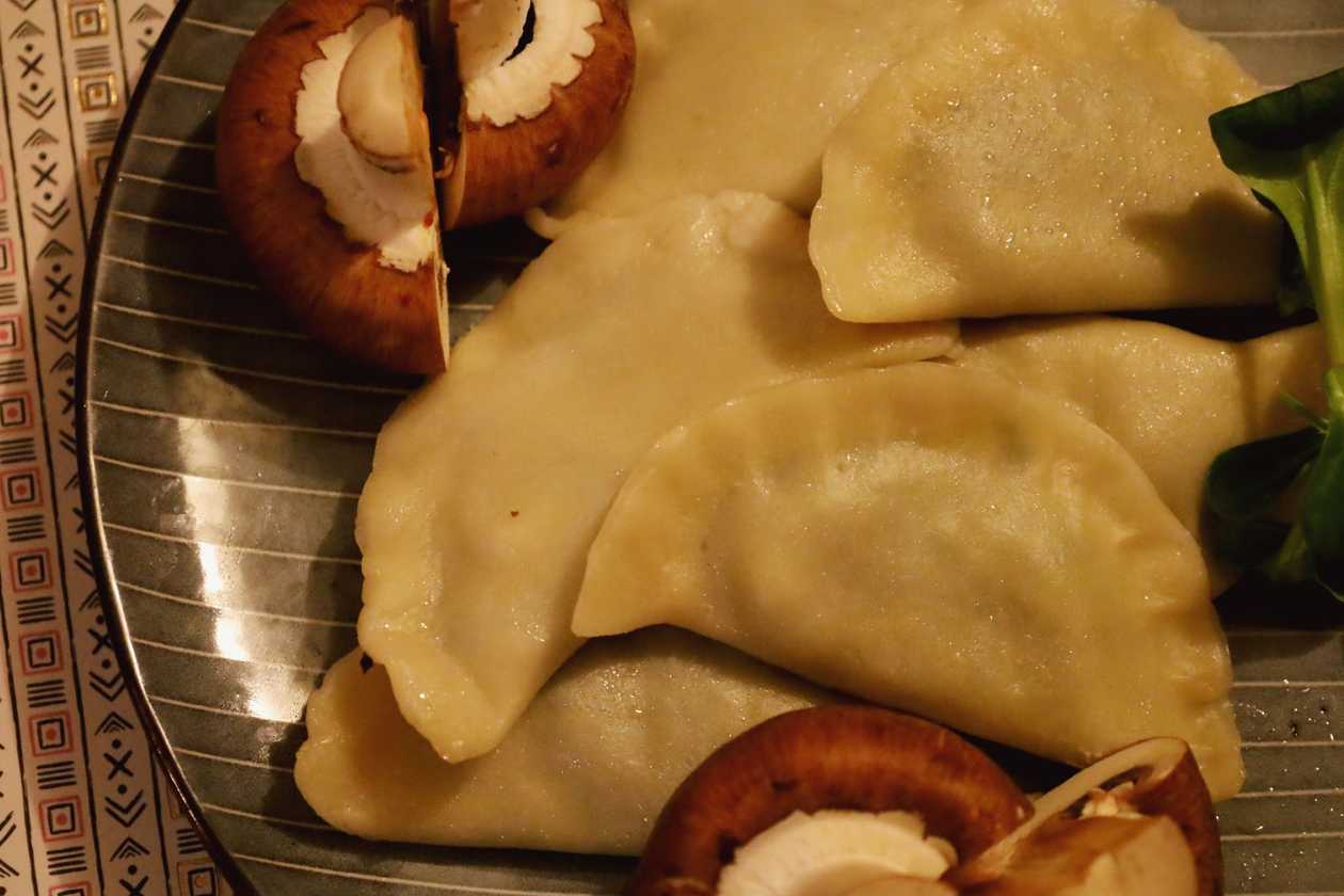 Pierogi z Pieczarkami i Żółtym Serem