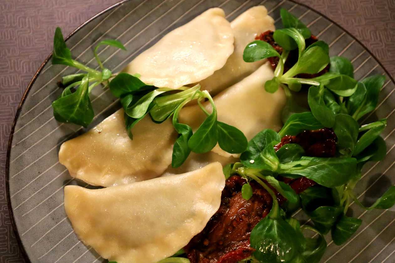 Pierogi ze Szpinakiem i Suszonymi Pomidorami
