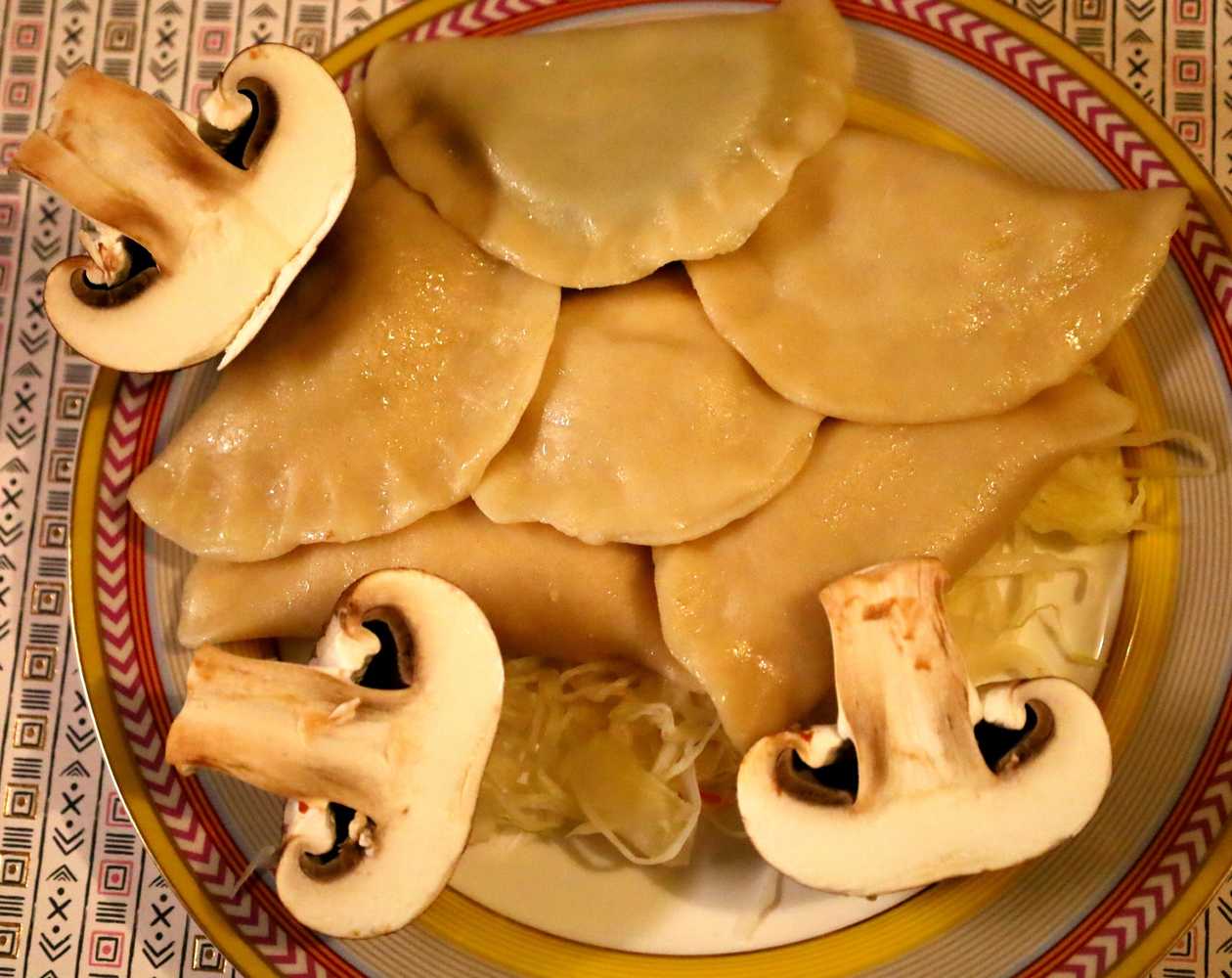 Pierogi z Kapustą i Pieczarkami