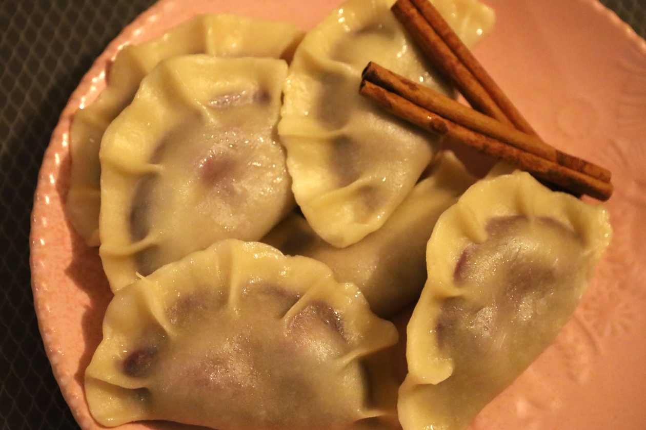 Pierogi z twarogiem, rodzynkami i cynamonem