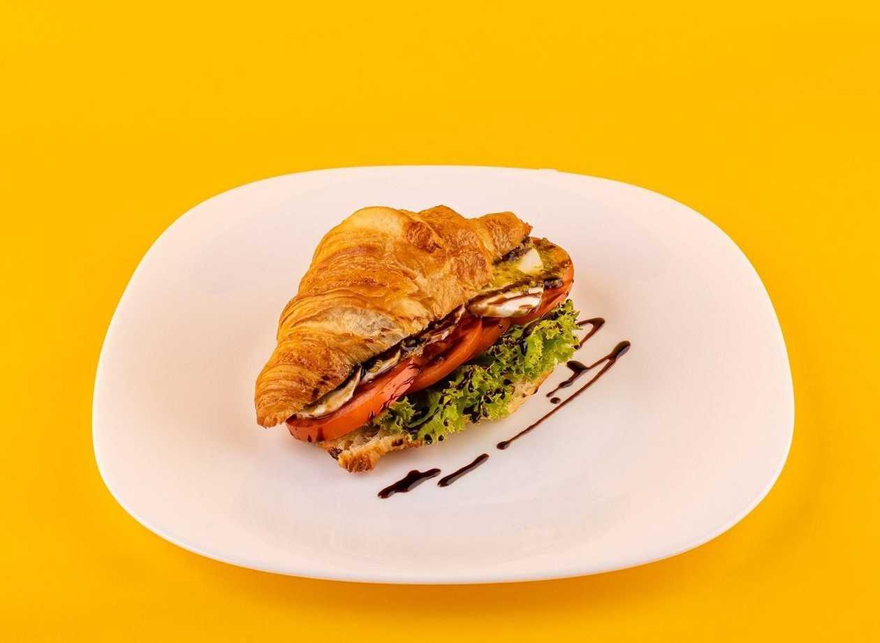 Caprese croissant