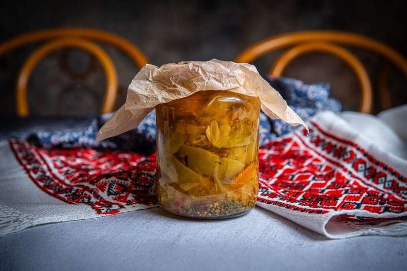 Домашние маринованные нарезанные зелёные помидоры