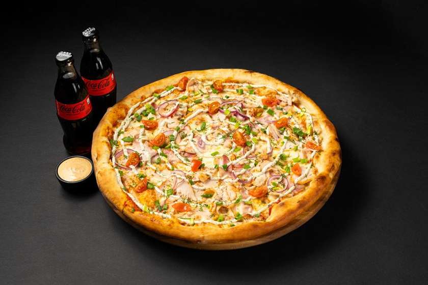 Signature 40cm pizza + 2x 0.25l drinks + spicy sauce