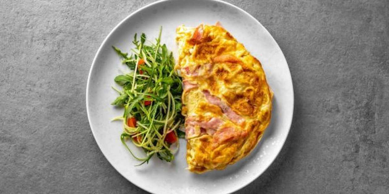 Omletas su kumpiu