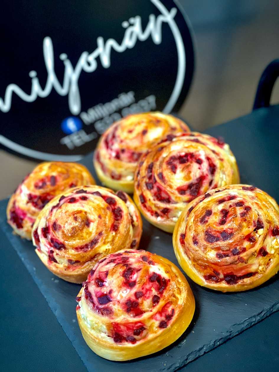 Beetroot and Goat Cheese Roll (1pc)