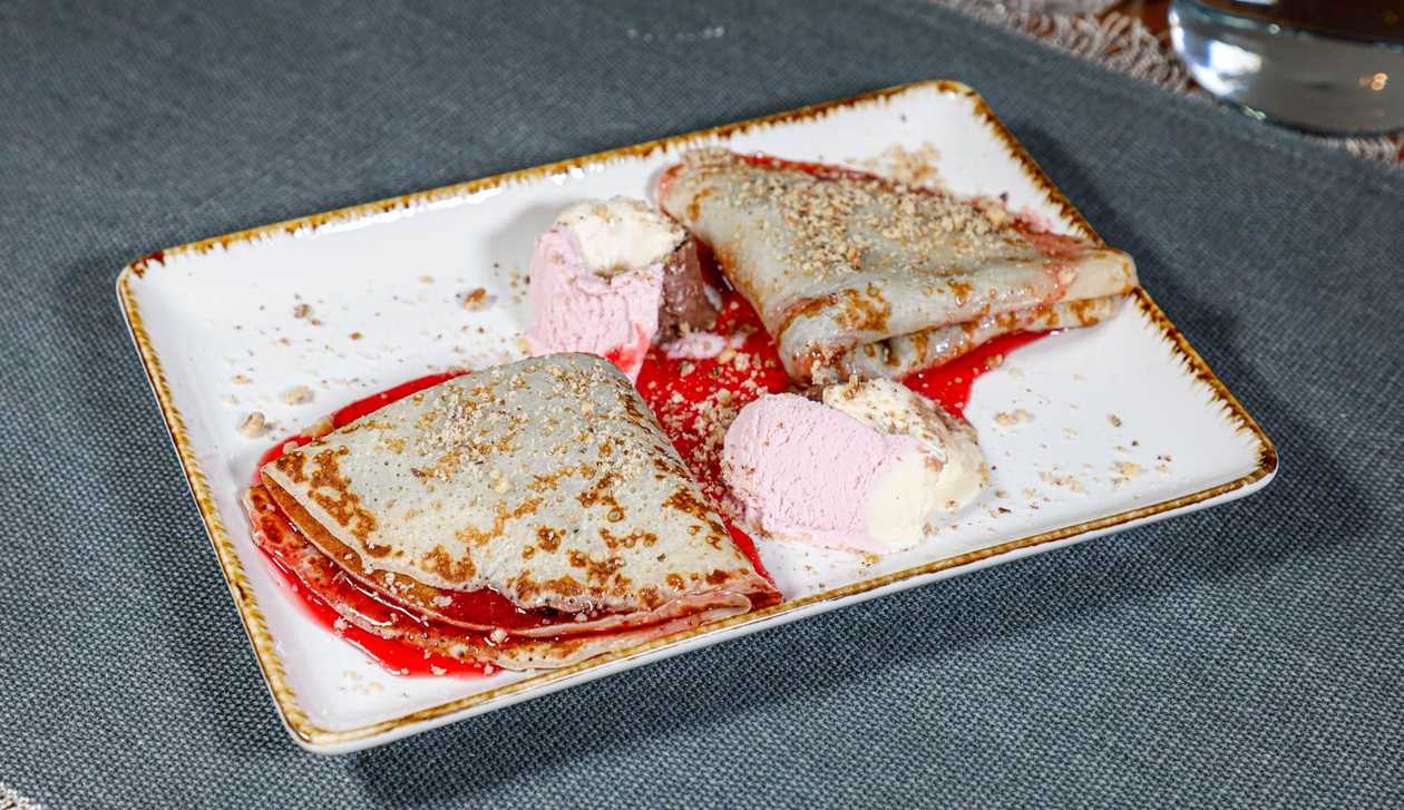 Clatite cu dulceata si topping fructe de padure