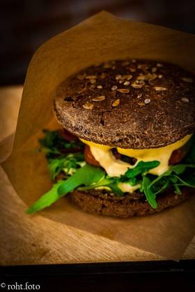 41. Musta leiva burger