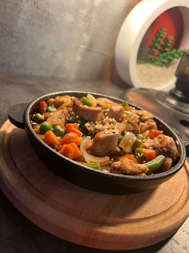 Пательня курка з овочами