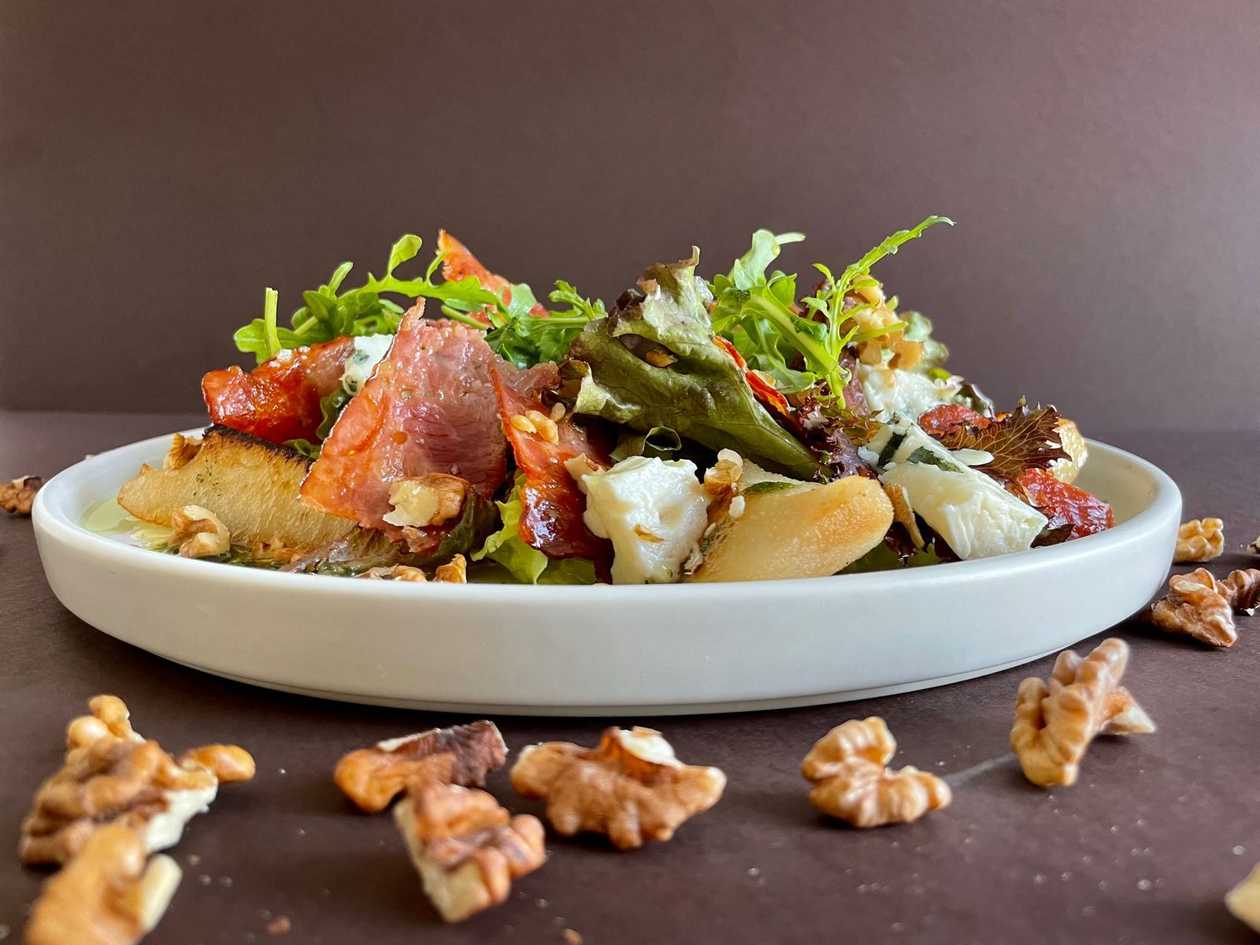 Prosciutto, Pear, and Blue Cheese Salad