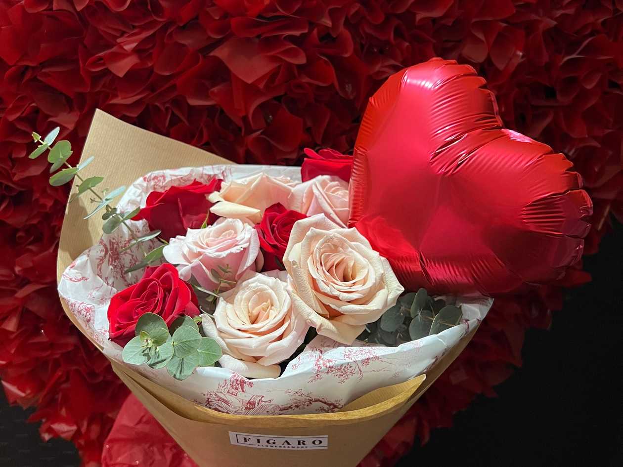 Bouquet with 9 Pink and Red Roses + Heart Balloon