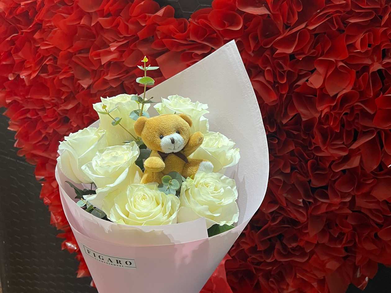 Bouquet with 7 White Roses and Teddy Bear