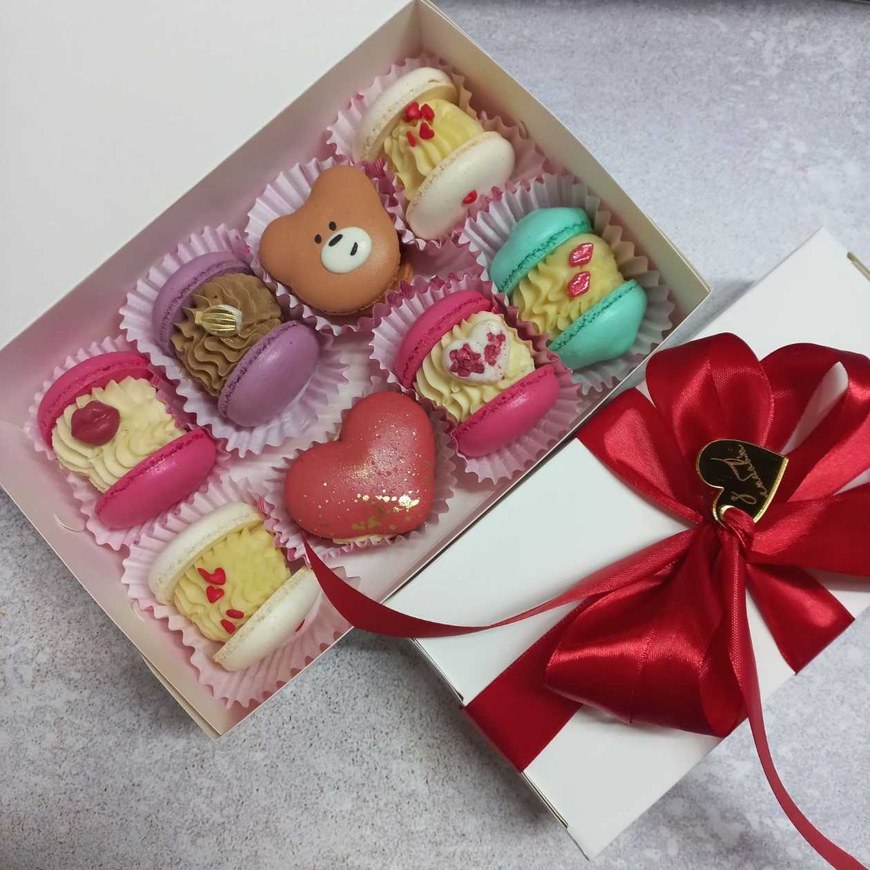 Large Assorted Macaron Set (8 Pieces)