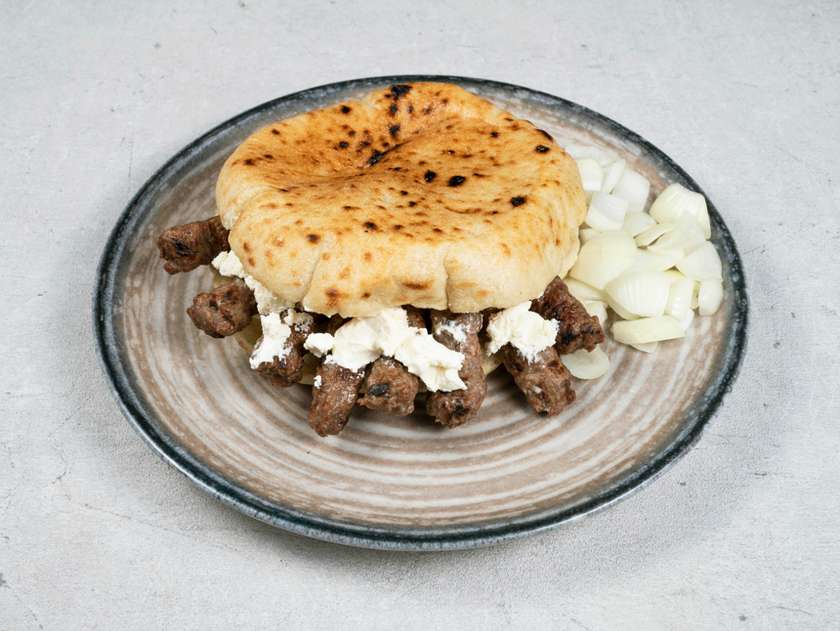 Njam njam cevaps (8 cevaps in a flatbread topped with cream sauce + onion)