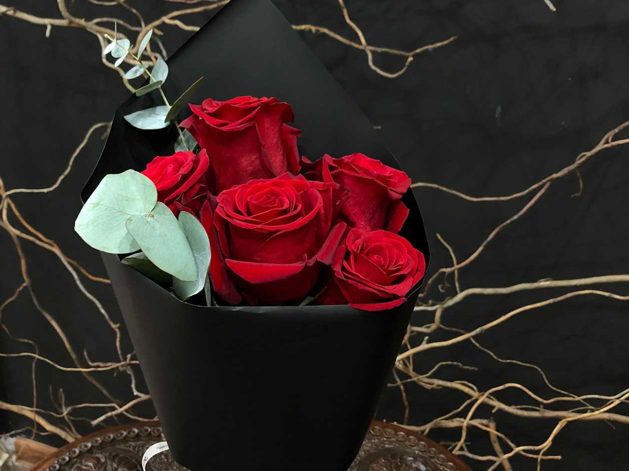 Cone with 5 Roses