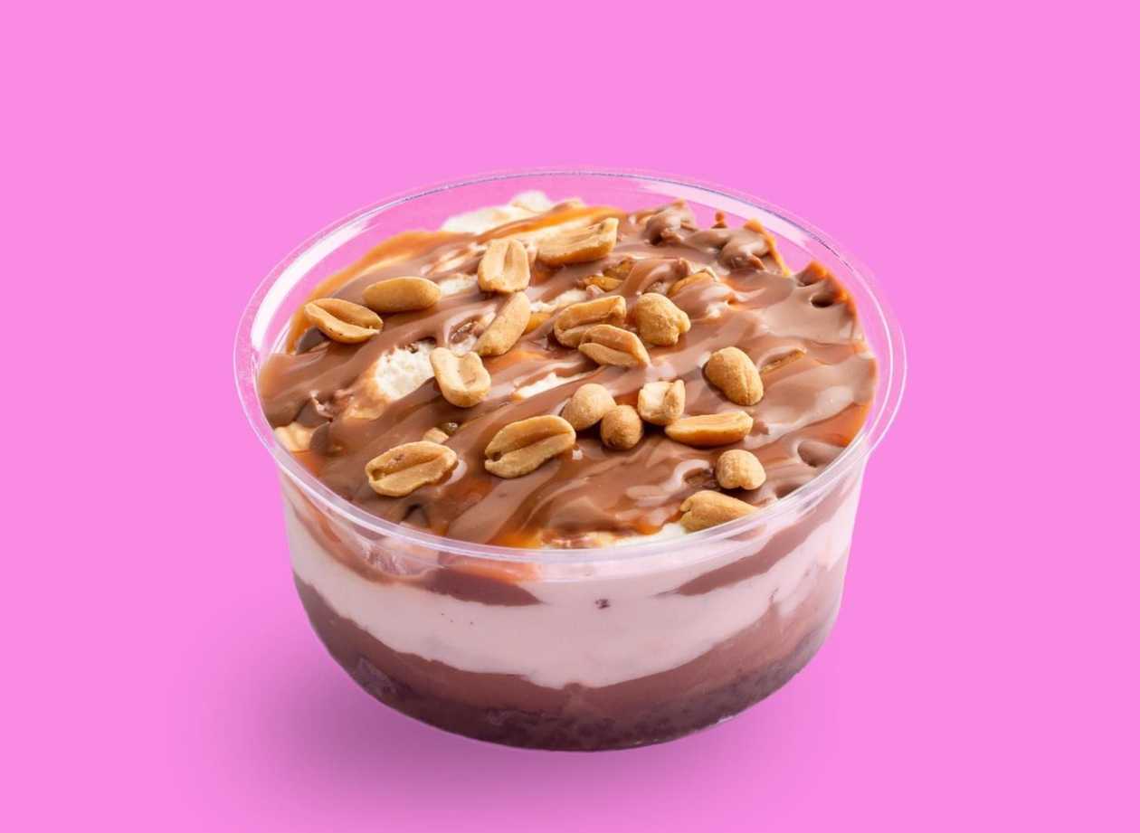 Peanut-caramel cake