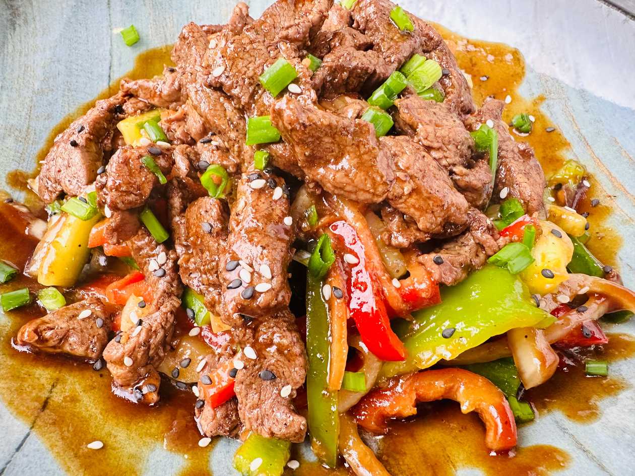 Chinese salad with veal and vegetables
