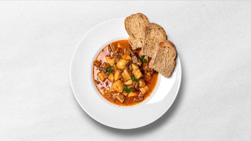Vegan hlivový guláš so zemiakmi a údenou paprikou
