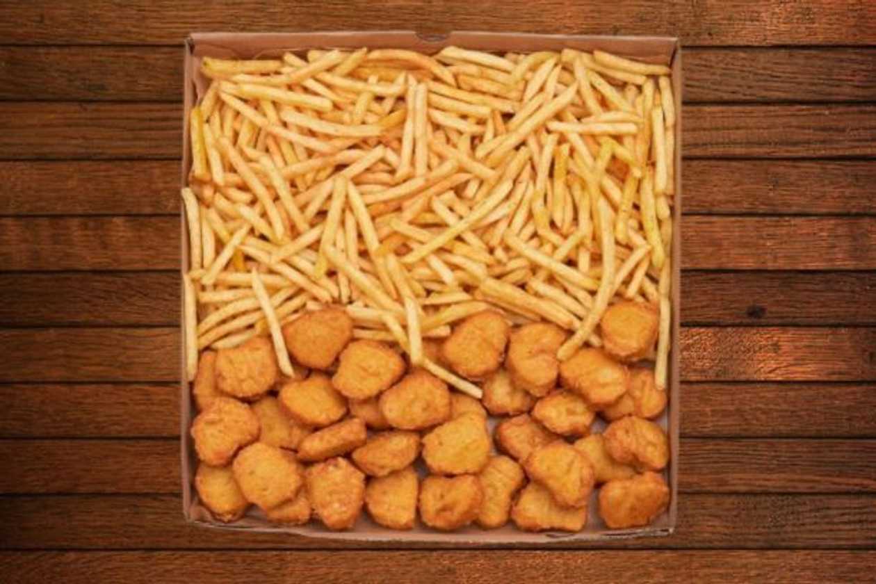 Chicken nuggets ir gruzdintos bulvytės picos dėžėje