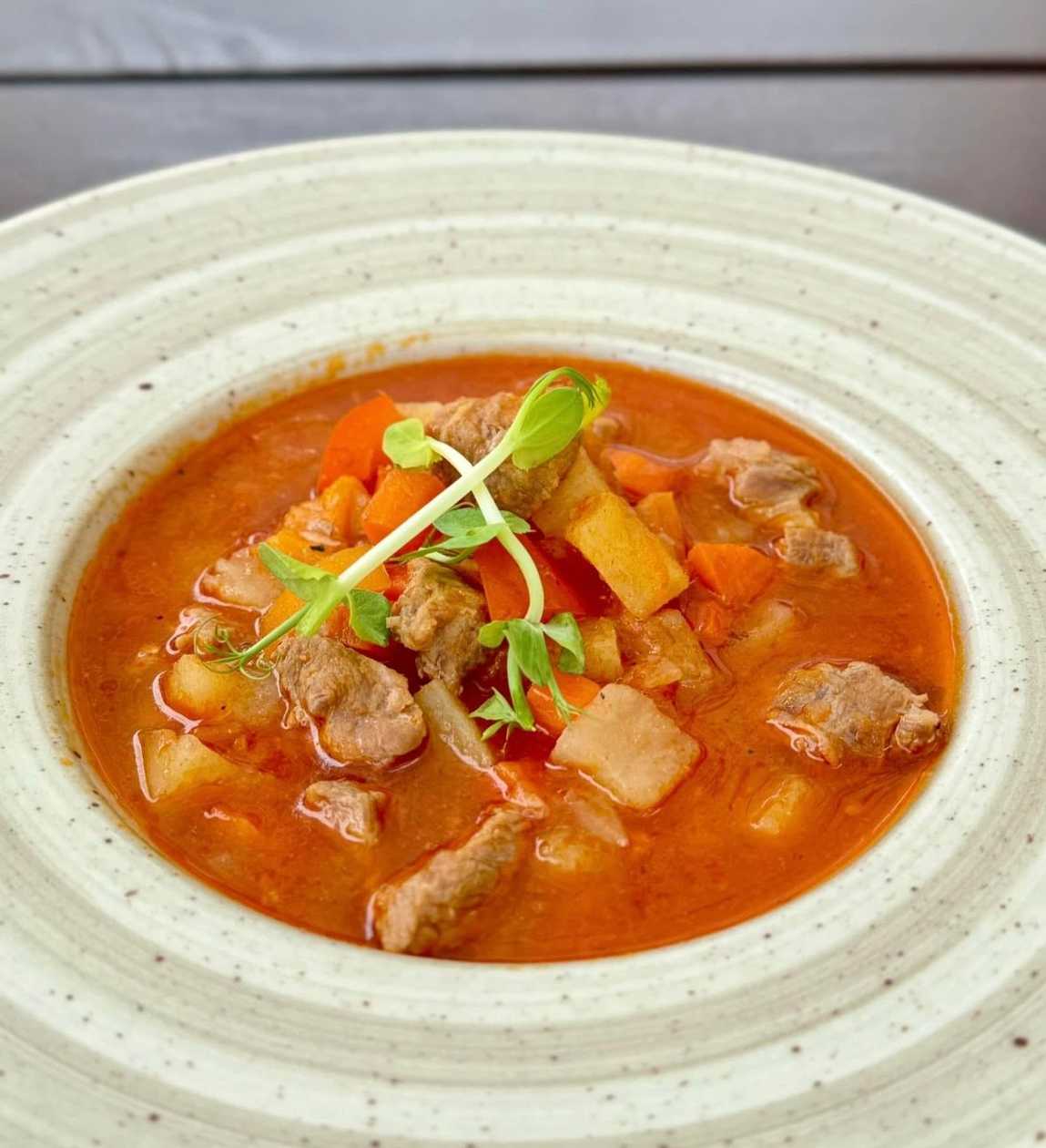 Gulašzupa ar liellopu gaļu
