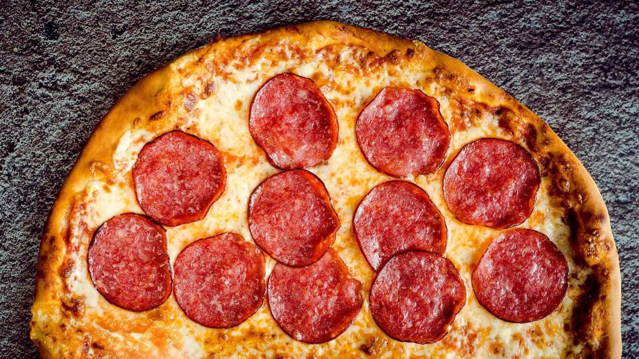 Salami pizza (40 cm)