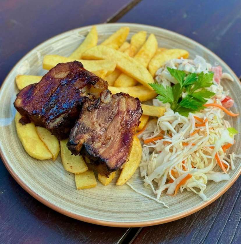 Ribiņas BBQ mērcē ar piedevām