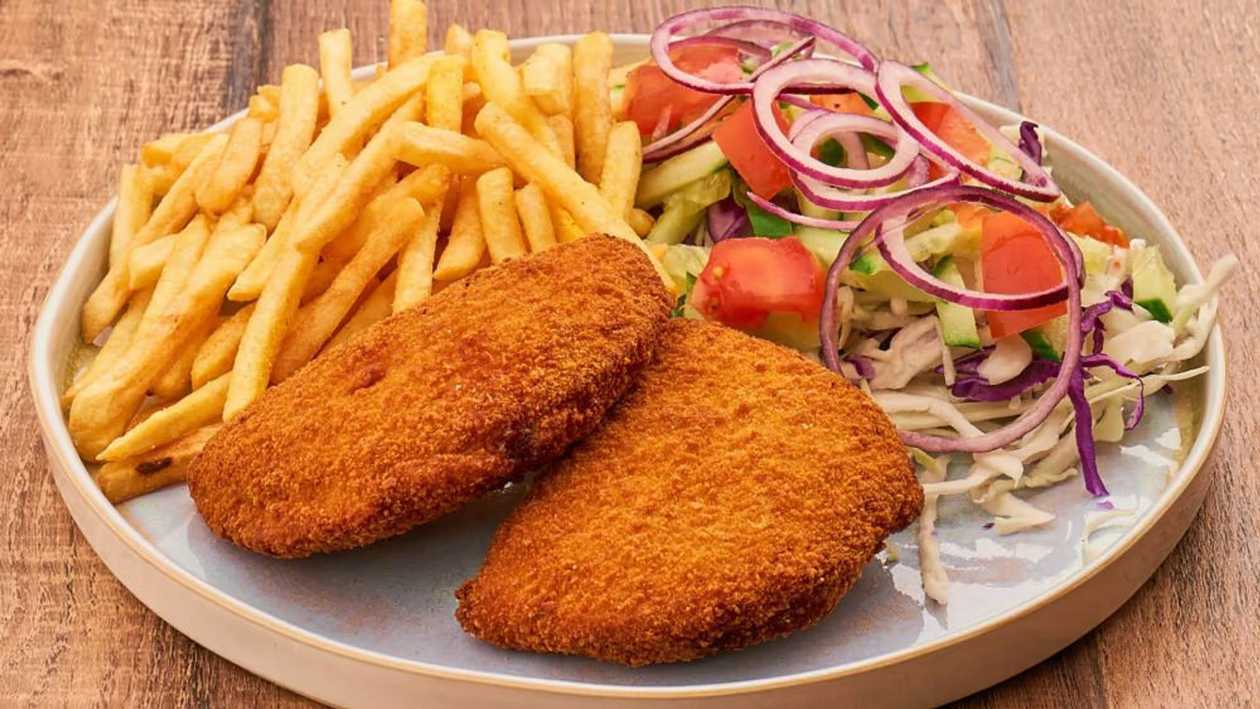 Vištienos kepsnys su kumpiu ir sūriu viduje. Didelė porcija