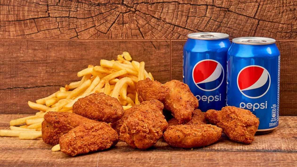 10 traškių gruzdintos vištienos sparnelių + 2 porcijos gruzdintų bulvyčių +2pepsi 0,33l.