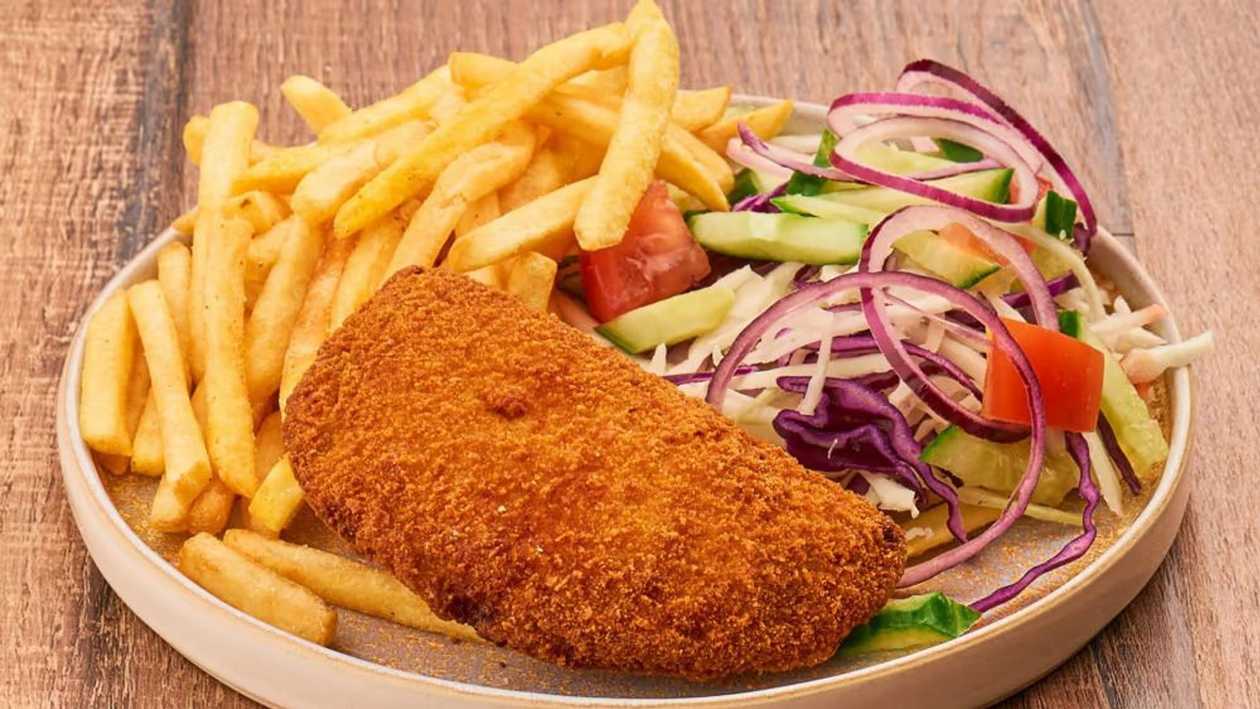 Vištienos kepsnys su kumpiu ir sūriu viduje. Maža porcija