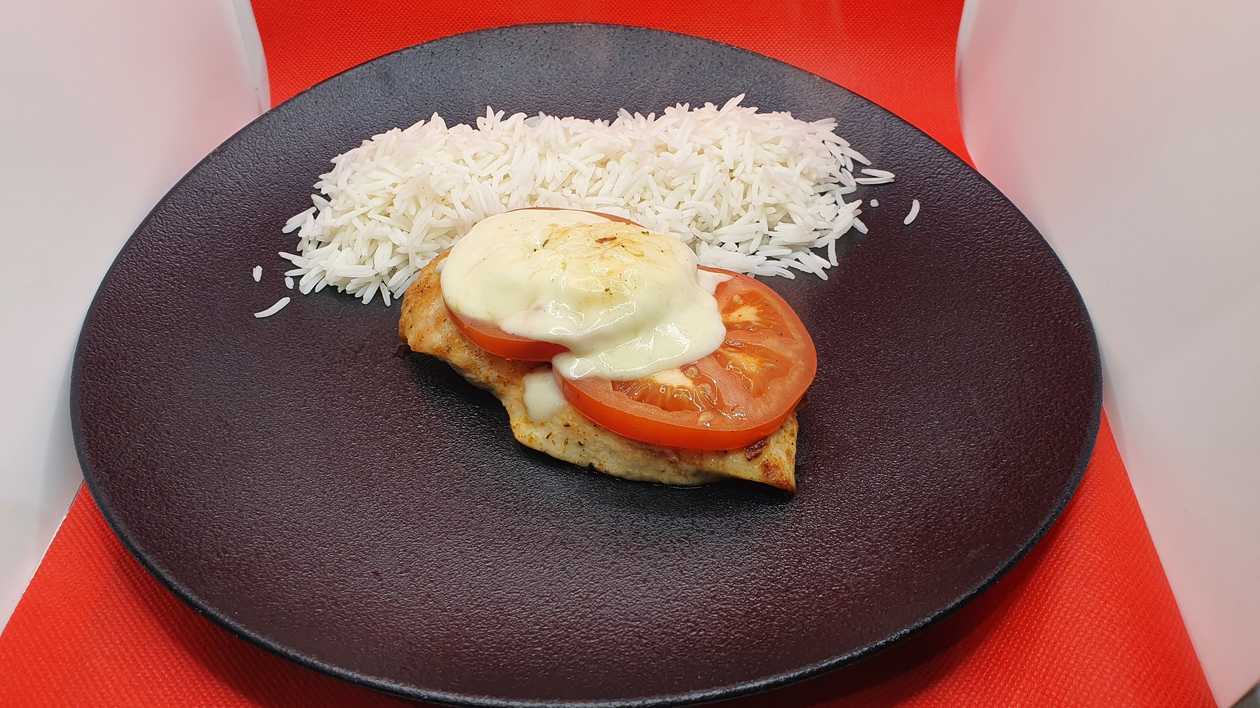Grillowana Pierś z Kurczaka Caprese