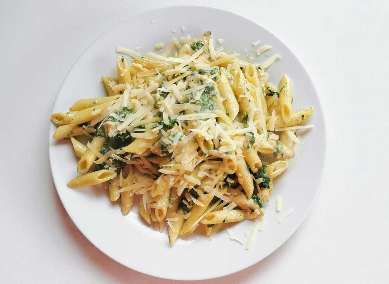 Penne s kuřecím a listovým špenátem, parmazán