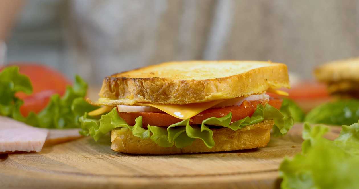Sandwich cu Șuncă