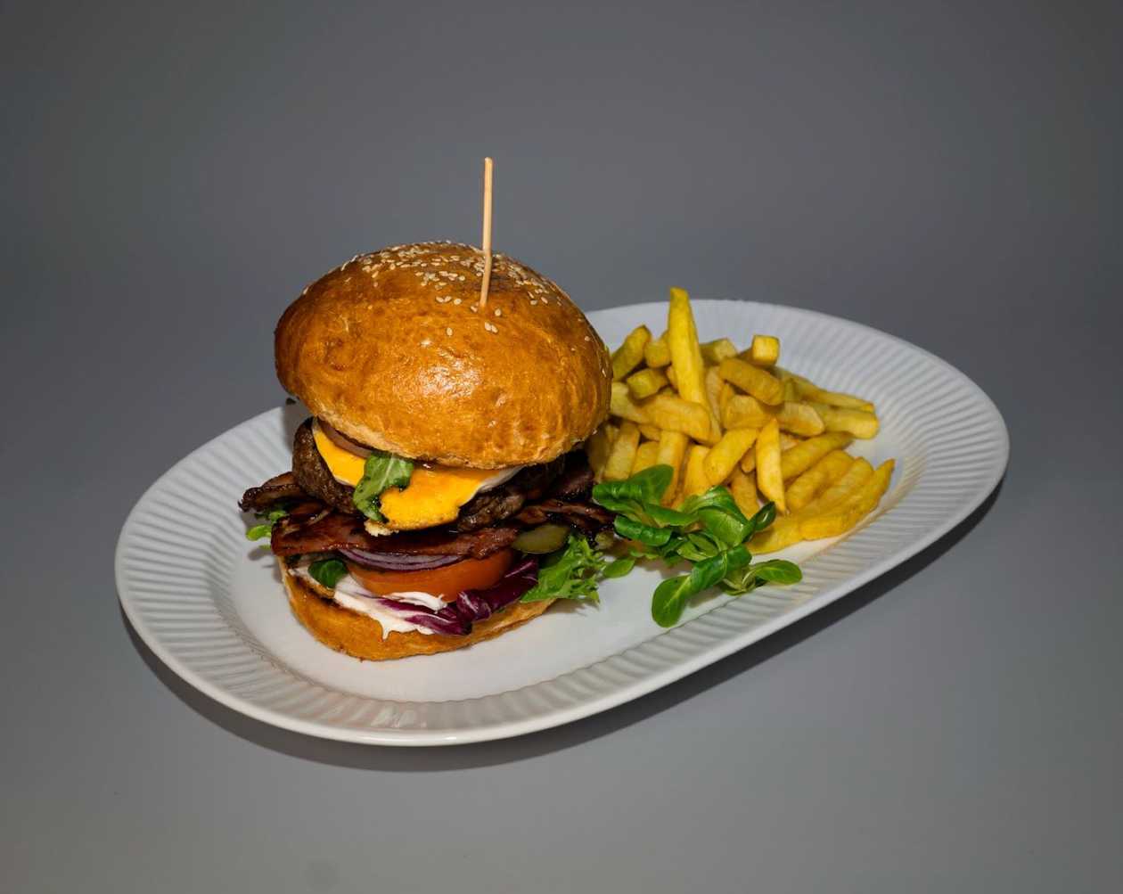 Hovězí burger se slaninou a vejcem