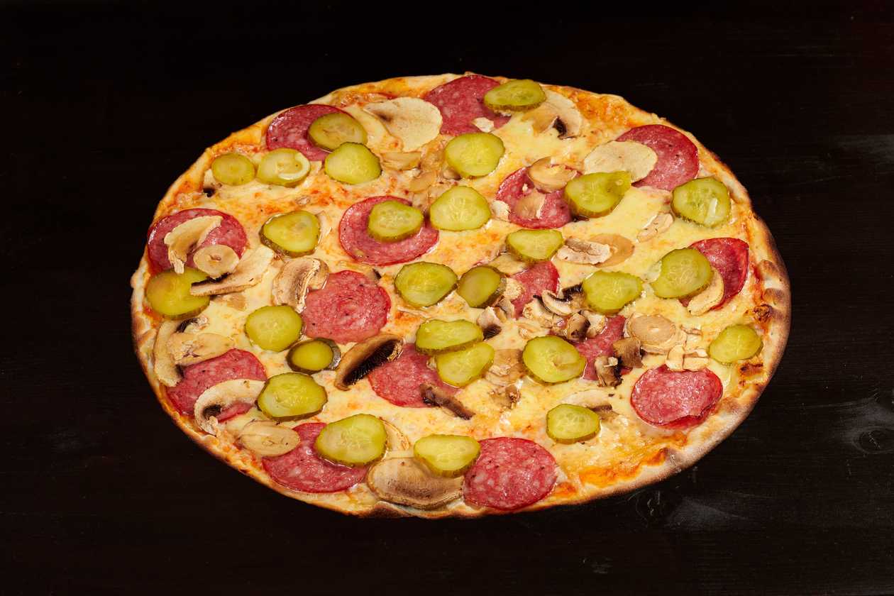 Salami pizza