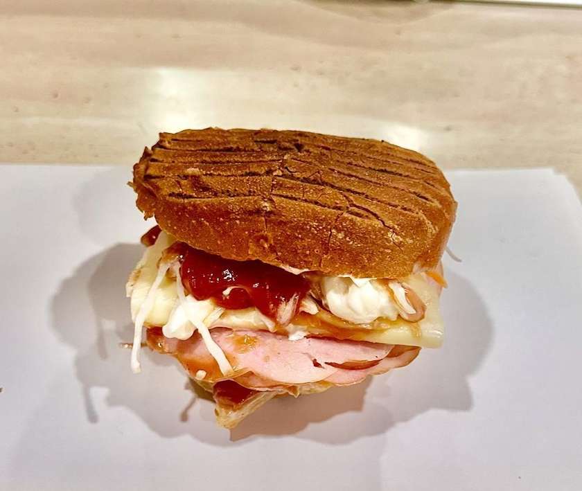 Sandwich cu șuncă/mușchi și cașcaval