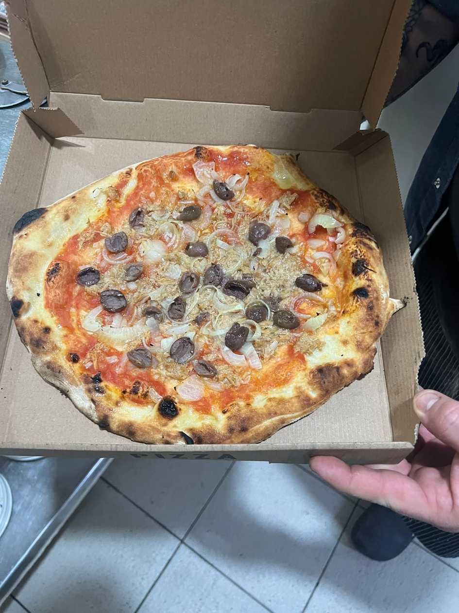 Mozzarella Base: Tuna & Onion