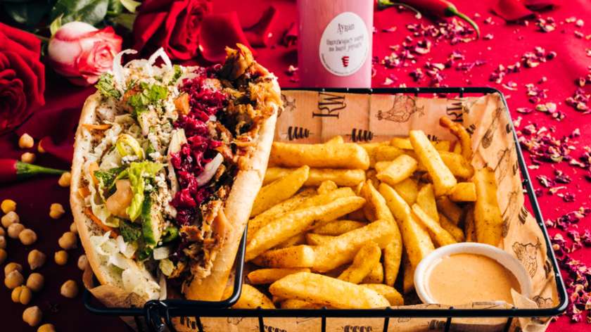 Duża bułka „Na Kurze Róże”, frytki 200g, sos, lemoniada
