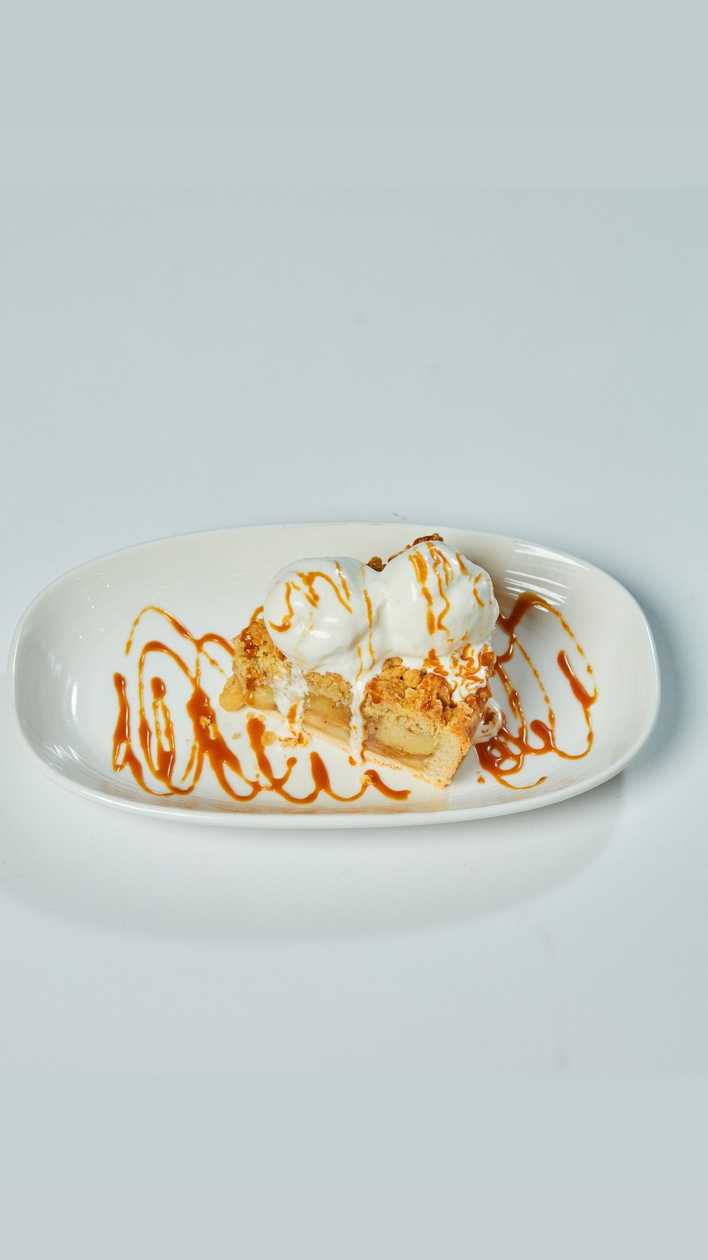 Apple Crumble with Ice Craem