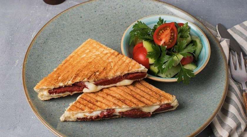 Sucuklu Pendirli Tost